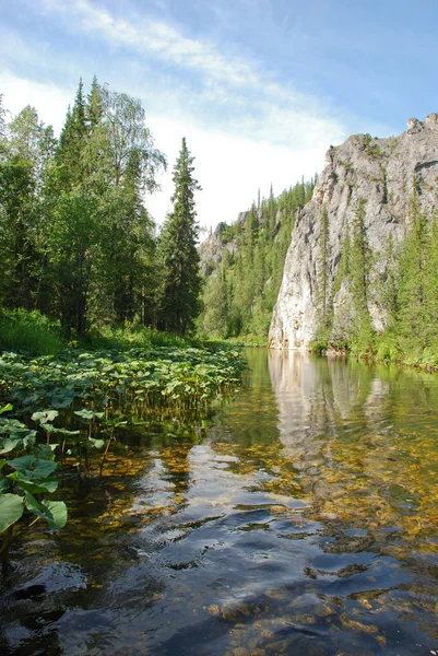 Falaises sur les rives de la rivière . — Photo