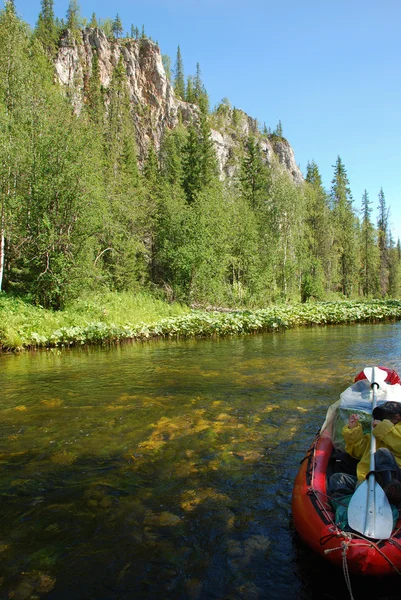 Kanu auf dem Fluss in den unberührten Wäldern von Komi. — Stockfoto