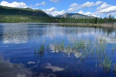 bir göl ve dağ boyunca manzara.