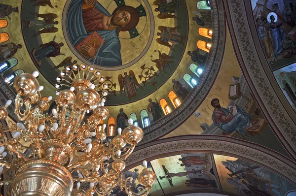 Kopuła malarstwo i żyrandol w kościele greckim. — Zdjęcie stockowe