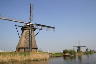 kanal kıyısında yel değirmenleri. 