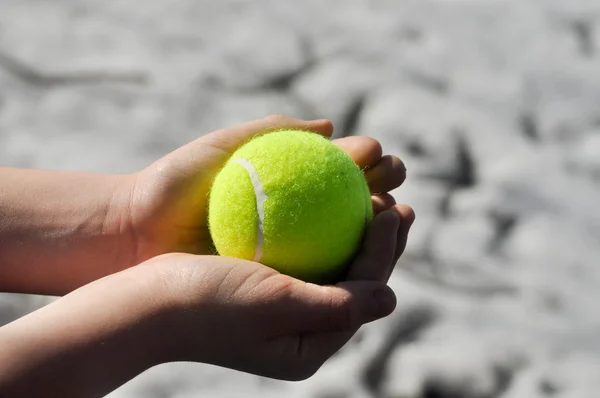 Tennisball in seinen Händen — Stockfoto