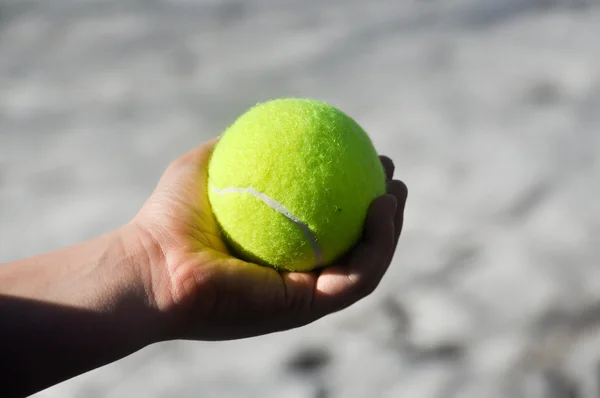 Tennisball in der Hand — Stockfoto