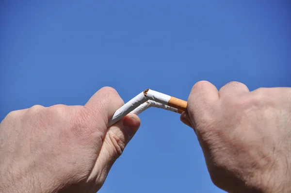 Sigaretta rotta in mano — Foto Stock