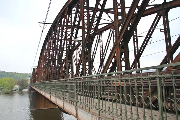 プラハのヴルタヴァ川中の架け橋します。. — ストック写真
