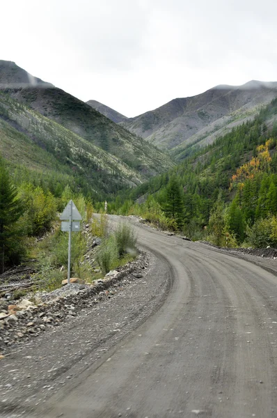 Carretera en las montañas de Yakutia . — Foto de Stock