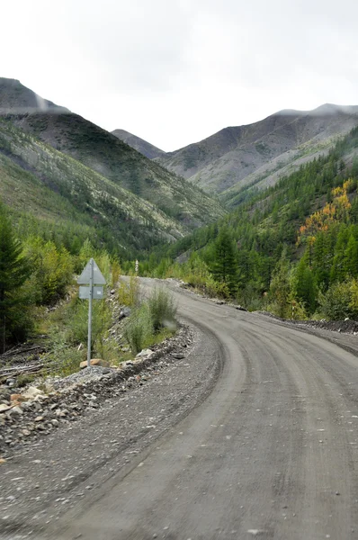 Estrada nas montanhas de Yakutia . — Fotografia de Stock