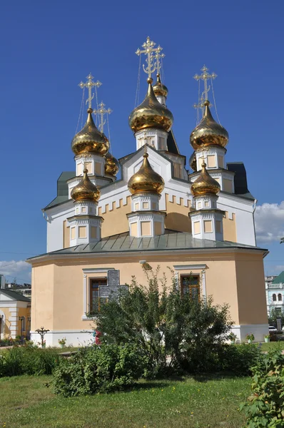 Ortodoxní chrám na pozadí modré oblohy. — Stock fotografie