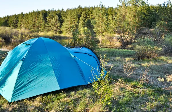 Кемпинг палатка на берегу реки . — стоковое фото