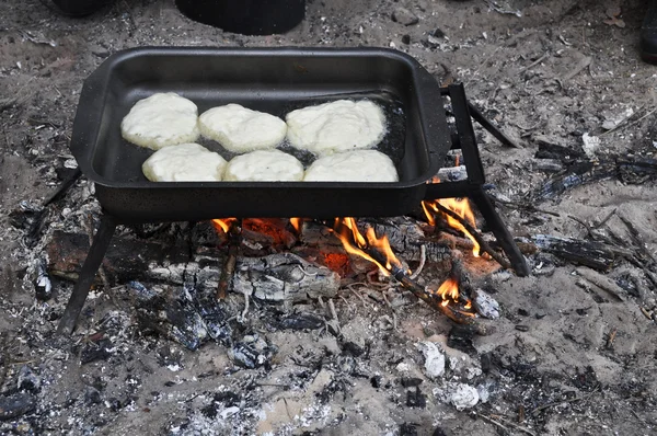 Pfannkuchen kochen auf einem Feuer bei Feldbedingungen. — Stockfoto