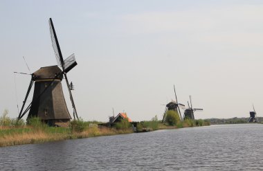 kanal kıyısında yel değirmenleri. 