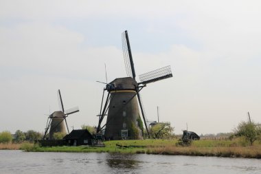 kanal kıyısında yel değirmenleri. 