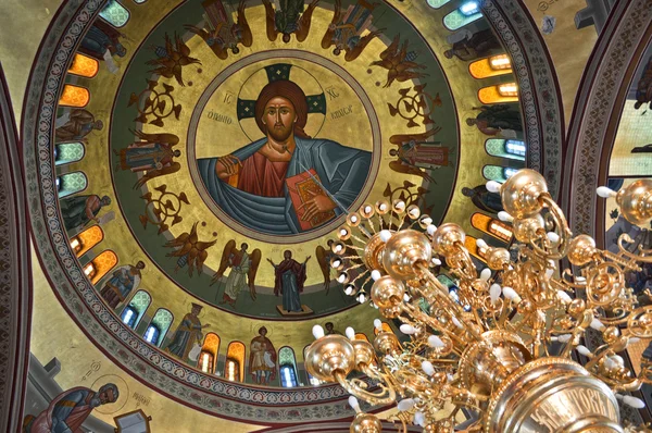 Die Kuppelmalerei und der Kronleuchter in der griechischen Kirche. — Stockfoto