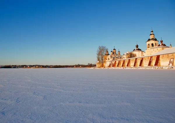 Северный русский монастырь зимой . — стоковое фото