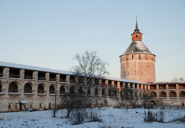 Noordelijke Russische klooster in de winter. — Stockfoto