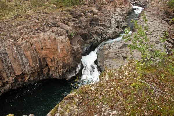 Wasserfall in den Felsen — Stockfoto