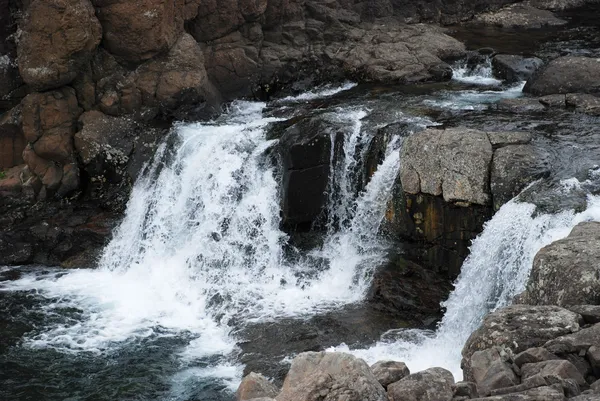 Paisagem com rochas e uma cachoeira . — Fotografia de Stock