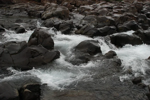 Cascada en las rocas — Foto de Stock