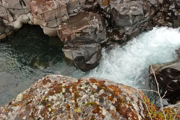 Cachoeira nas rochas — Fotografia de Stock