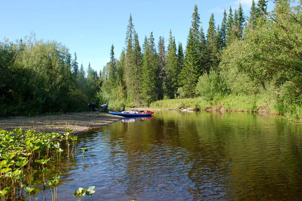 Rivier in de bossen van de Russische autonome republiek komi. — Stockfoto