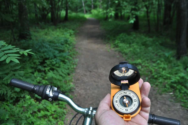 Fahrradtour mit dem Kompass. — Stockfoto