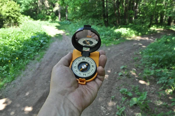 Mit einem Kompass in der Hand vor der Gabel. — Stockfoto