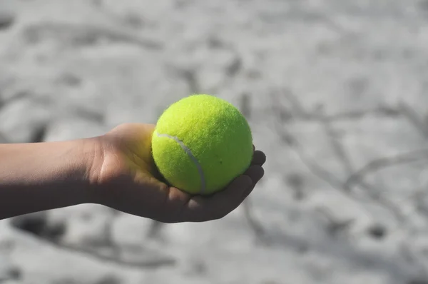Tennisball in der Hand. — Stockfoto