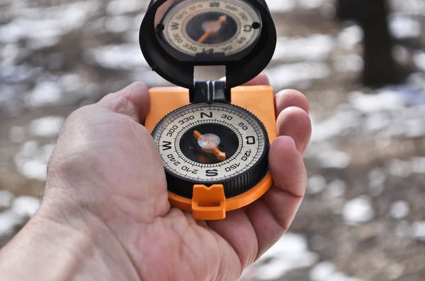 Der Kompass in seiner Hand. — Stockfoto