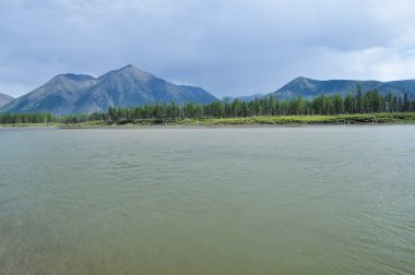 gökyüzünde bulutlar dağ Nehri.