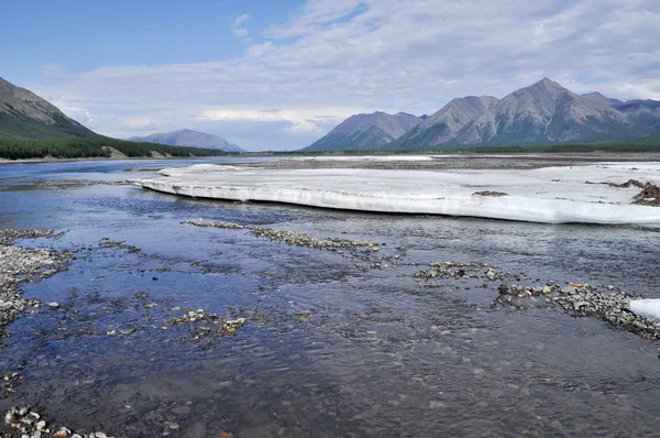 Yakut nehir TIANDI kalıcı buz alanları. — Stok fotoğraf
