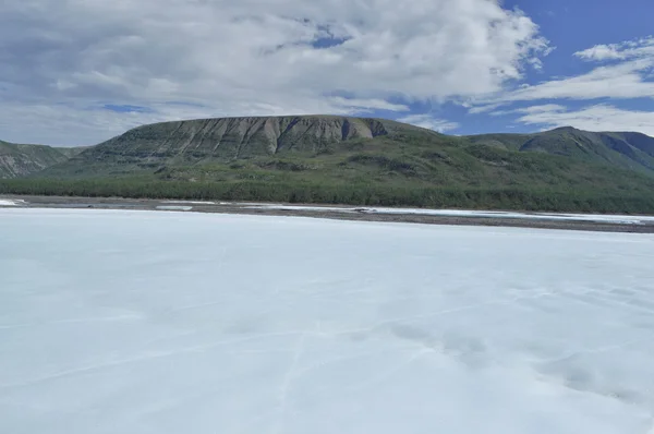 Los campos de hielo permanentes en la marea del río Yakut . —  Fotos de Stock