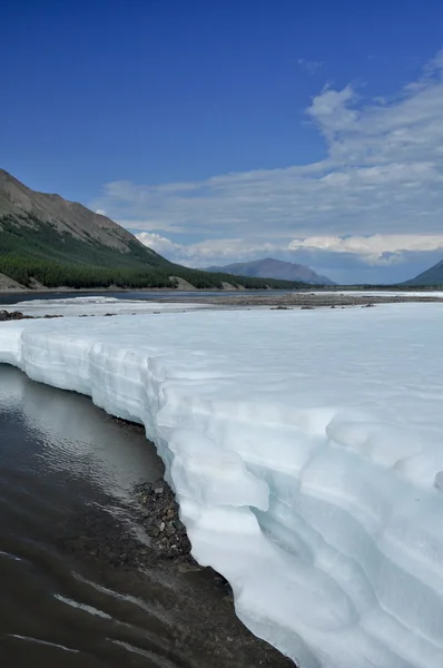 De permanente ijsvelden in de tideway van de rivier de yakut. — Stockfoto