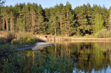 Nehir güneşin geç ilkbaharda yaktı..