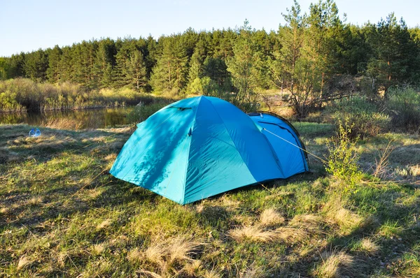 Кемпинг палатка на берегу реки . — стоковое фото