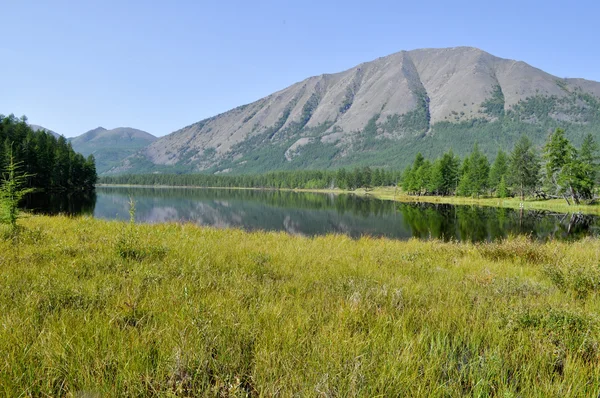 Cenário do lago e reflexões das montanhas — Fotografia de Stock