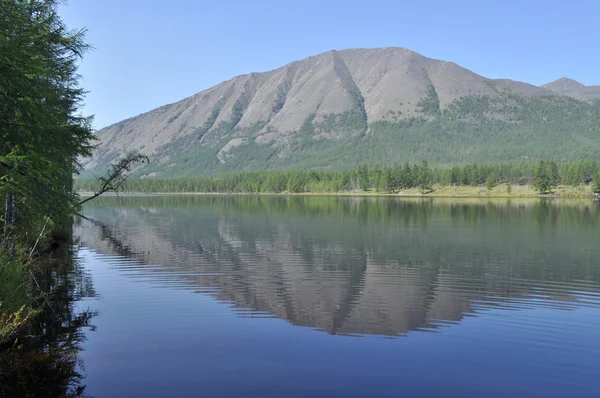 Cenário do lago e reflexões das montanhas — Fotografia de Stock