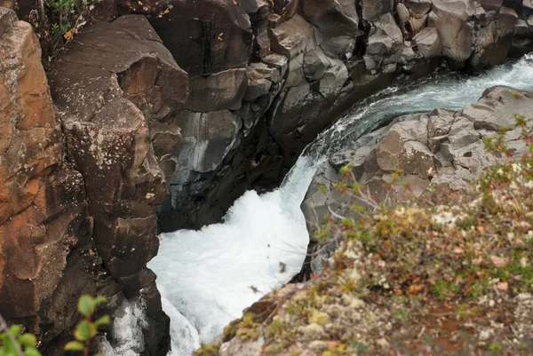 Bergsflod i klipporna. — Stockfoto