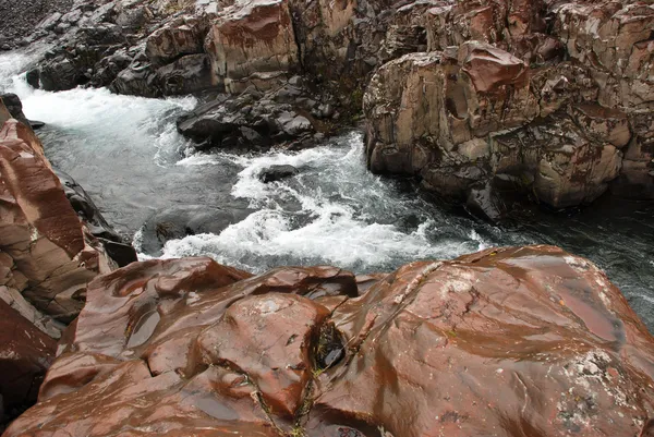 Bergsflod i klipporna. — Stockfoto