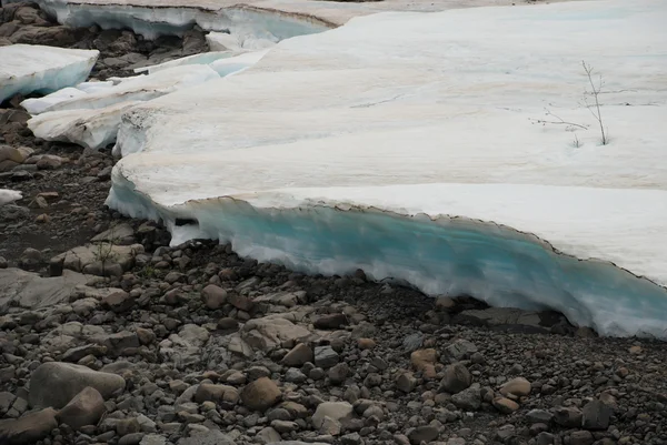 Le champ de glace au bord de la rivière de montagne . — Photo