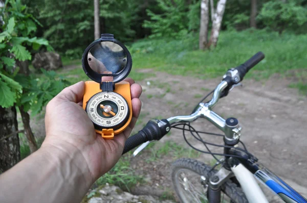 Resa med cykel med en kompass. — Stockfoto