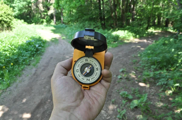 Mit einem Kompass in der Hand vor der Gabel. — Stockfoto