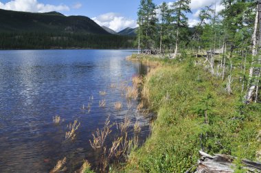 bir göl ve dağ boyunca manzara.