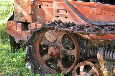 Ormandaki yaşlı traktör..