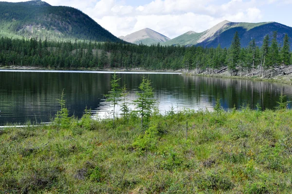 Landskap med en sjö och berg längs. — Stockfoto