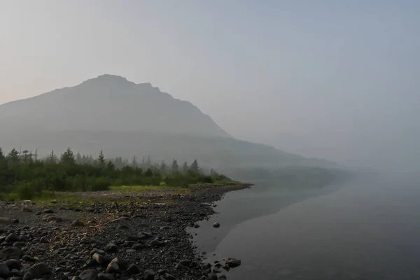 Putorana Płaskowyż Mgła Nad Górskim Jeziorem Krajobraz Jeziora Zamgloną Perspektywą — Zdjęcie stockowe