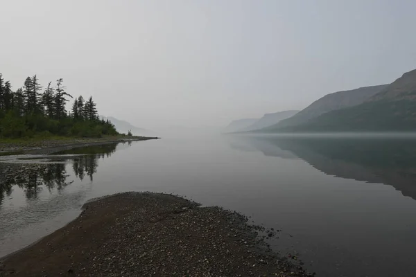 Putorana Płaskowyż Mgła Nad Górskim Jeziorem Krajobraz Jeziora Zamgloną Perspektywą — Zdjęcie stockowe