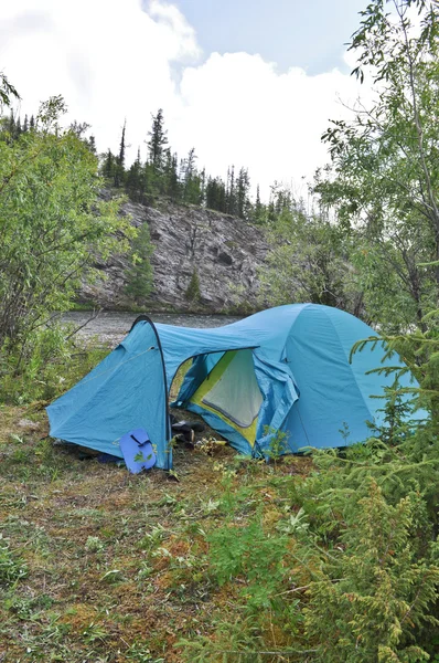Палатка на берегу реки — стоковое фото