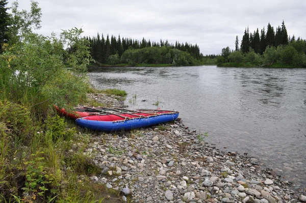 Paesaggio fluviale con kayak . — Foto Stock