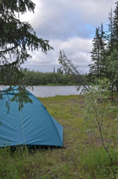 Палатка на берегу реки — стоковое фото