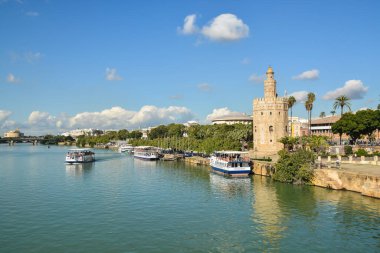 Sevilla 'daki Altın Kule. İspanya 'nın başkenti Endülüs' teki toprak seti..